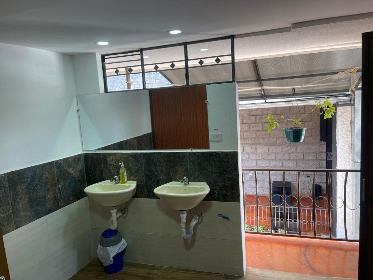 El Jardin Escondido Party Hostel Banos  Ngoại thất bức ảnh