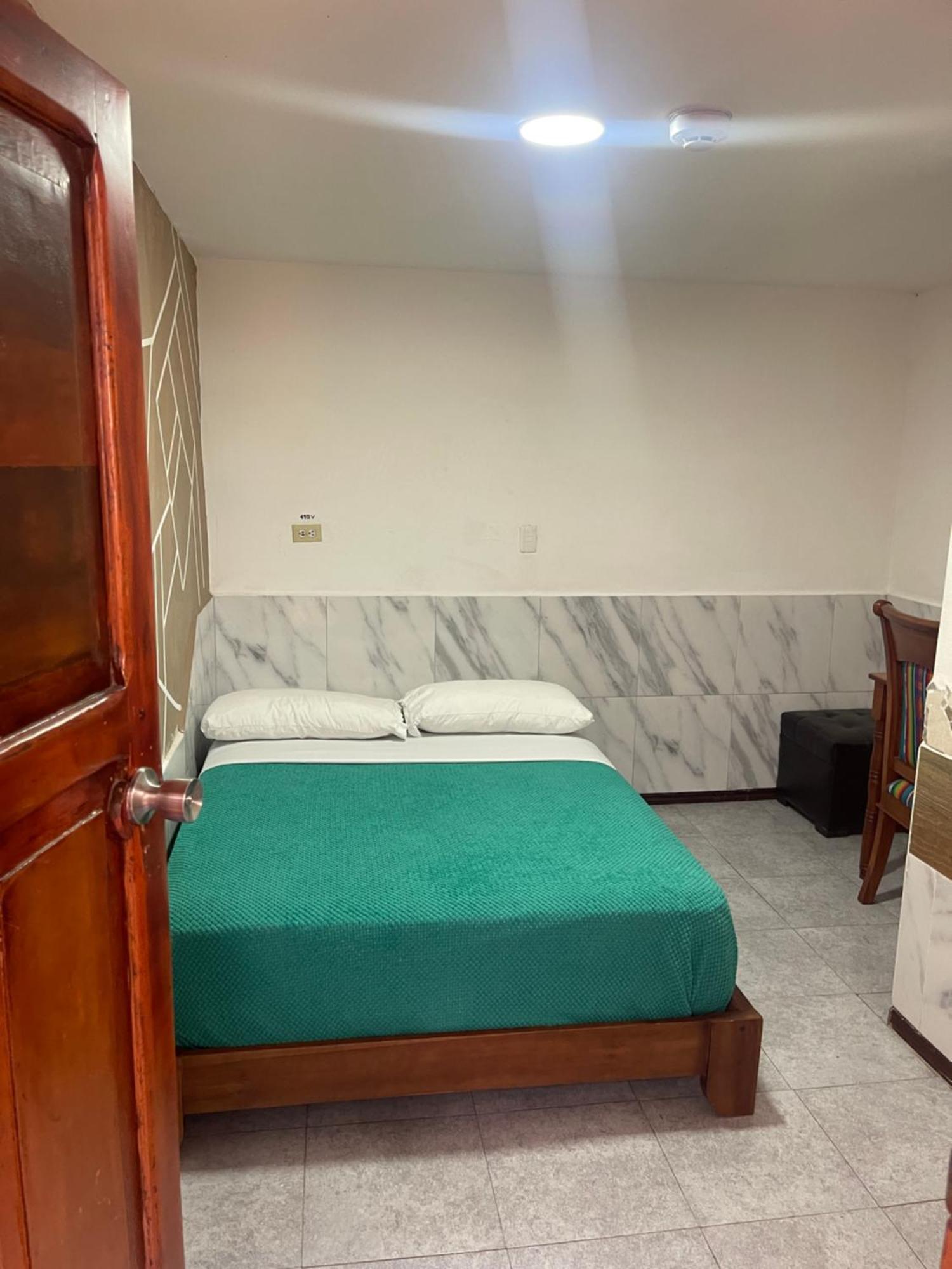 El Jardin Escondido Party Hostel Banos  Ngoại thất bức ảnh