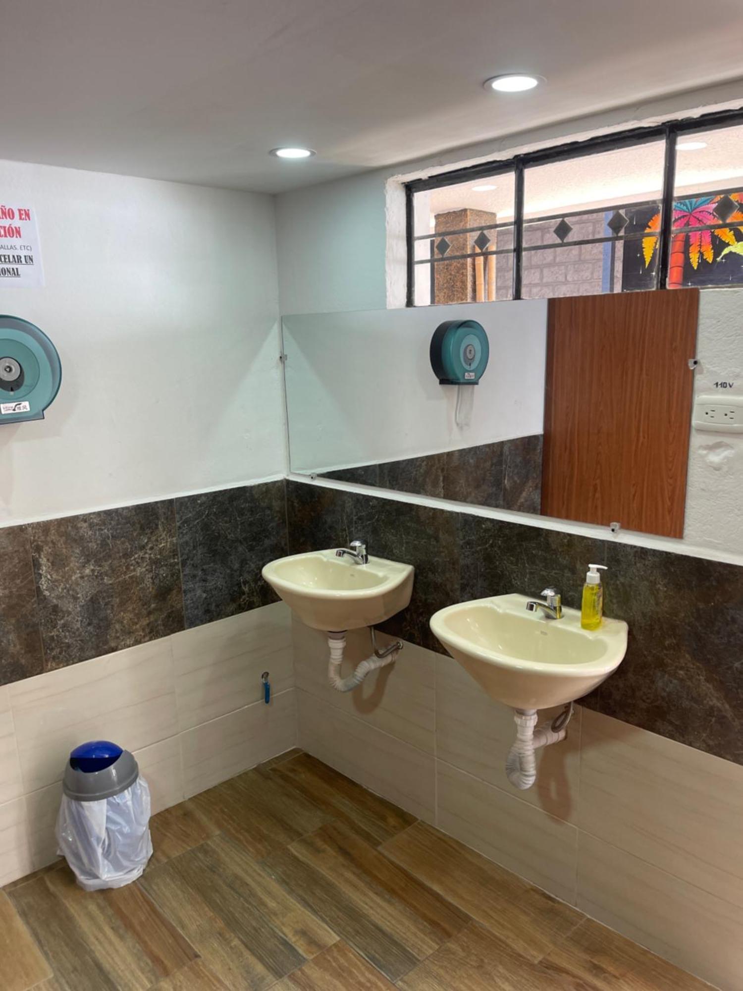 El Jardin Escondido Party Hostel Banos  Ngoại thất bức ảnh